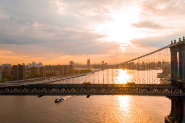 Manhattan adası yakınındaki Brooklyn ve Washington köprüleriyle New York, New York, ABD silüeti. 