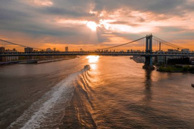 Manhattan adası yakınındaki Brooklyn ve Washington köprüleriyle New York, New York, ABD silüeti. 