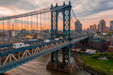 New York, Amerika Birleşik Devletleri. Manhattan Köprüsü ve New York silüeti üzerinde havadan görünüm. 