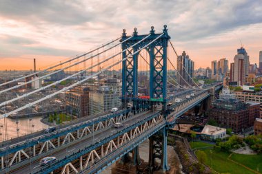 New York, Amerika Birleşik Devletleri. Manhattan Köprüsü ve New York silüeti üzerinde havadan görünüm. 