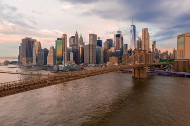 New York, Amerika Birleşik Devletleri. Manhattan Köprüsü ve New York silüeti üzerinde havadan görünüm.  