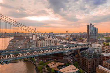 New York, Amerika Birleşik Devletleri. Manhattan Köprüsü ve New York silüeti üzerinde havadan görünüm. 