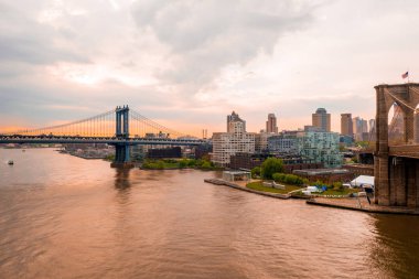 New York, Amerika Birleşik Devletleri. Manhattan Köprüsü ve New York silüeti üzerinde havadan görünüm.     