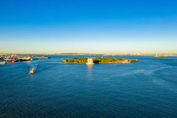 Helikopter havadan görünümden valiler Adası üst New York Körfezi '. New York'ta, Nyc, ABD. Liberty Adası'ndan arka plan üzerinde olduğunu