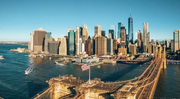 Американский Флаг Вершине Бруклинского Моста Видом Манхэттен Заднем Плане — стоковое фото