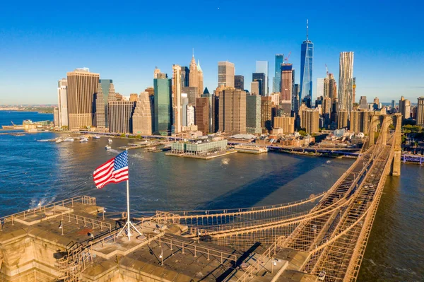 Американський Прапор Вершині Бруклінського Мосту Видом Манхеттен Задньому Плані — стокове фото