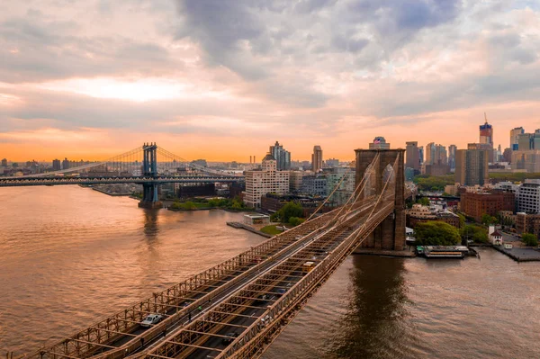 New York, Amerika Birleşik Devletleri. Manhattan Köprüsü ve New York silüeti üzerinde havadan görünüm.  