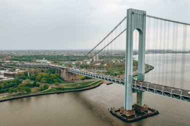 Brooklyn ve Staten Island Verrazzano-Narrows köprü havadan görünümü.  
