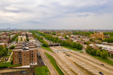 Bulutlu bir günde New York'un Brooklyn semtinde havadan görünüm 
