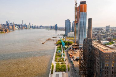 New York, Amerika Birleşik Devletleri. 10 Mayıs 2019. Brooklyn, Williamsburg'daki Domino Park, Eski şeker fabrikası. Havadan görünüm.