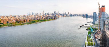 New York, Amerika Birleşik Devletleri. 01 Mayıs. 2019. Brooklyn'deki Domino Park, Williamsburg, Eski şeker fabrikası. Havadan görünüm.
