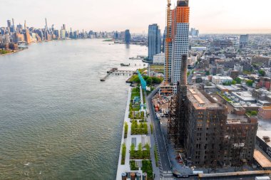 New York, Amerika Birleşik Devletleri. 01 Mayıs. 2019. Brooklyn'deki Domino Park, Williamsburg, Eski şeker fabrikası. Havadan görünüm. 