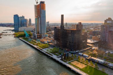 New York, Amerika Birleşik Devletleri. 01 Mayıs. 2019. Brooklyn'deki Domino Park, Williamsburg, Eski şeker fabrikası. Havadan görünüm. 