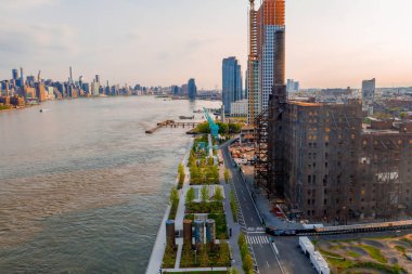 New York, Amerika Birleşik Devletleri. 01 Mayıs. 2019. Brooklyn'deki Domino Park, Williamsburg, Eski şeker fabrikası. Havadan görünüm.  