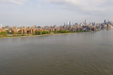 Manhattan adası üzerinde gün doğumunda kentsel gökdelenler ile New York city silueti.