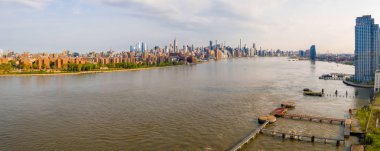 Manhattan adası üzerinde gün doğumunda kentsel gökdelenler ile New York city silueti.