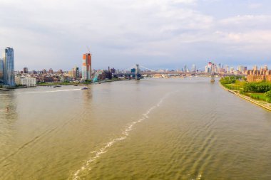 Manhattan adası üzerinde gün doğumunda kentsel gökdelenler ile New York city silueti.