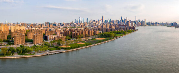 Небо Нью-Йорка с городскими небоскребами на рассвете над островом Манхэттен
.