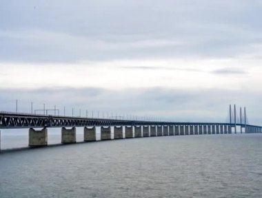 Baltık denizi üzerinde Oresund köprüsünün panoramik havadan görünümü. 