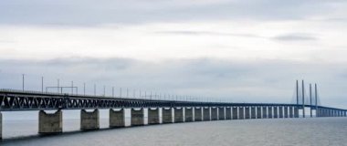 Baltık denizi üzerinde Oresund köprüsünün panoramik havadan görünümü. 