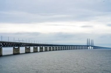 Baltık denizi üzerinde Oresund köprüsünün panoramik havadan görünümü. 