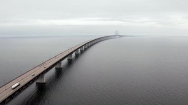 Baltık denizi üzerinde Oresund köprüsünün panoramik havadan görünümü.