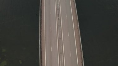 Baltık denizi üzerinde Oresund köprüsünün panoramik havadan görünümü.