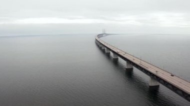 Baltık denizi üzerinde Oresund köprüsünün panoramik havadan görünümü.