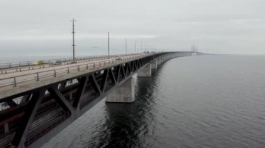 Baltık denizi üzerinde Oresund köprüsünün panoramik havadan görünümü.