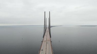 Baltık denizi üzerinde Oresund köprüsünün panoramik havadan görünümü.
