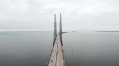 Baltık denizi üzerinde Oresund köprüsünün panoramik havadan görünümü.