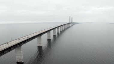 Baltık denizi üzerinde Oresund köprüsünün panoramik havadan görünümü.