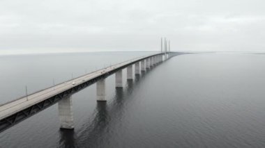 Baltık denizi üzerinde Oresund köprüsünün panoramik havadan görünümü.