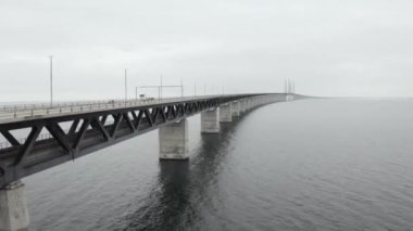 Baltık denizi üzerinde Oresund köprüsünün panoramik havadan görünümü.