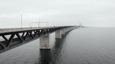 Baltık denizi üzerinde Oresund köprüsünün panoramik havadan görünümü.