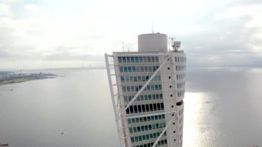 Malmö, İsveç'teki Batı Limanı semtindeki Turning Torso gökdeleninin muhteşem havadan görünümü. 