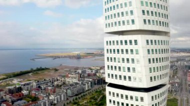 Malmö, İsveç'teki Batı Limanı semtindeki Turning Torso gökdeleninin muhteşem havadan görünümü. 
