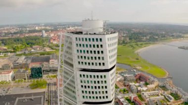 Malmö, İsveç'teki Batı Limanı semtindeki Turning Torso gökdeleninin muhteşem havadan görünümü. 