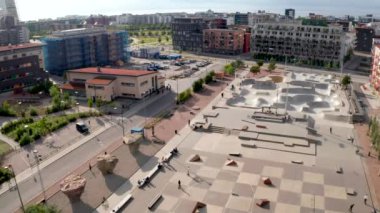 Malmö, İsveç'te kaykay parkının güzel havadan görünümü. Avrupa'nın en büyük paten parkı.