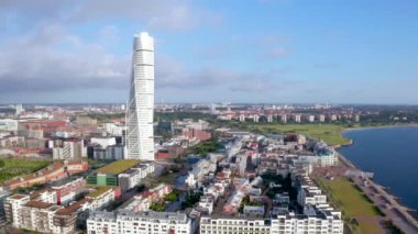Malmö, İsveç'teki Batı Limanı semtindeki Turning Torso gökdeleninin muhteşem havadan görünümü.