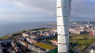 Malmö, İsveç'teki Batı Limanı semtindeki Turning Torso gökdeleninin muhteşem havadan görünümü.