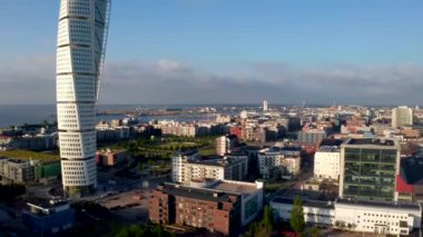 Malmö, İsveç'teki Batı Limanı semtindeki Turning Torso gökdeleninin muhteşem havadan görünümü.