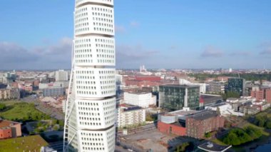 Malmö, İsveç'teki Batı Limanı semtindeki Turning Torso gökdeleninin muhteşem havadan görünümü.