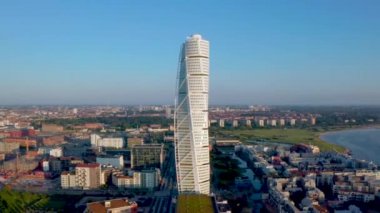 Malmö, İsveç'teki Batı Limanı semtindeki Turning Torso gökdeleninin muhteşem havadan görünümü.