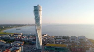 Malmö, İsveç'teki Batı Limanı semtindeki Turning Torso gökdeleninin muhteşem havadan görünümü.
