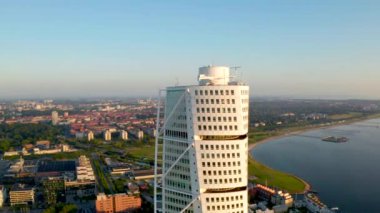 Malmö, İsveç'teki Batı Limanı semtindeki Turning Torso gökdeleninin muhteşem havadan görünümü.