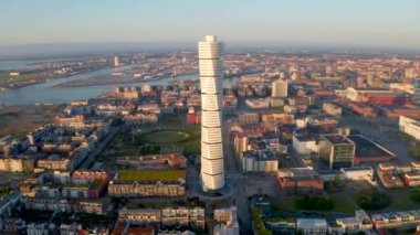 Malmö, İsveç'teki Batı Limanı semtindeki Turning Torso gökdeleninin muhteşem havadan görünümü.