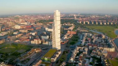 Malmö, İsveç'teki Batı Limanı semtindeki Turning Torso gökdeleninin muhteşem havadan görünümü.