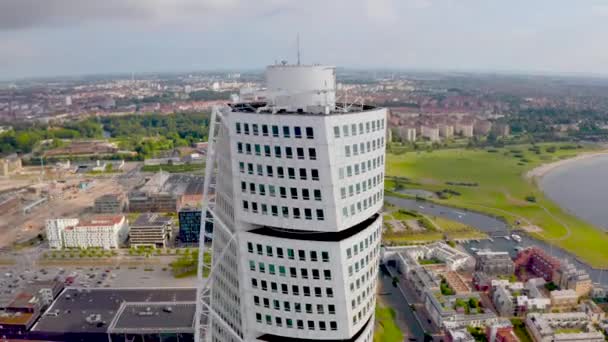 Prachtige Luchtfoto Van Turning Torso Wolkenkrabber Het Westelijke Havengebied Malmö — Stockvideo