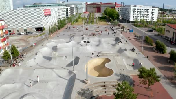 スウェーデン マルモのスケートパークの美しい航空写真 ヨーロッパ最大のスケートパーク — ストック動画